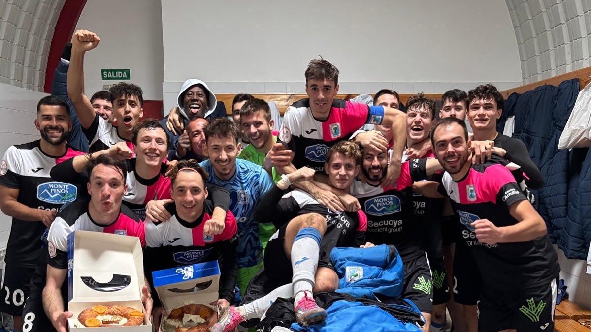 Los jugadores del Almazán celebran los tres puntos firmados en Briviesca.