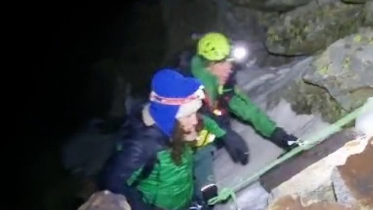 El Grupo de Rescate de Montaña de la Guardia Civil auxilia a la víctima de una caída en Urbión.