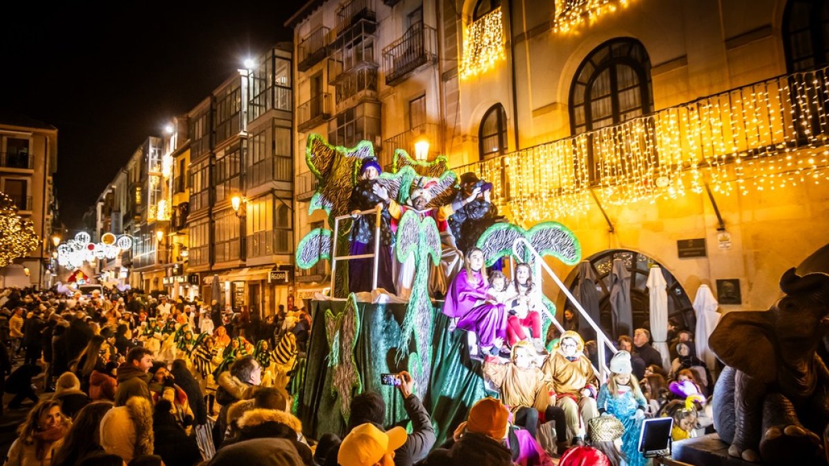 Una preciosa y colorida marcha acompañó a los Reyes Magos