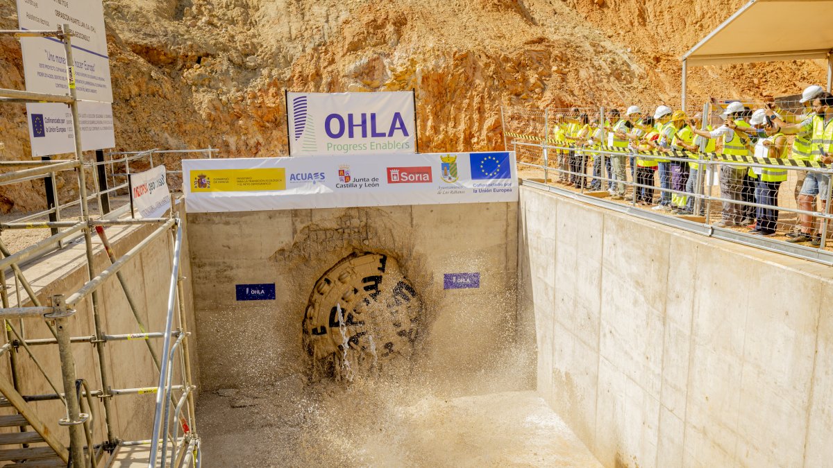 Momento en el que la tuneladora Saturia culmina el emisario.