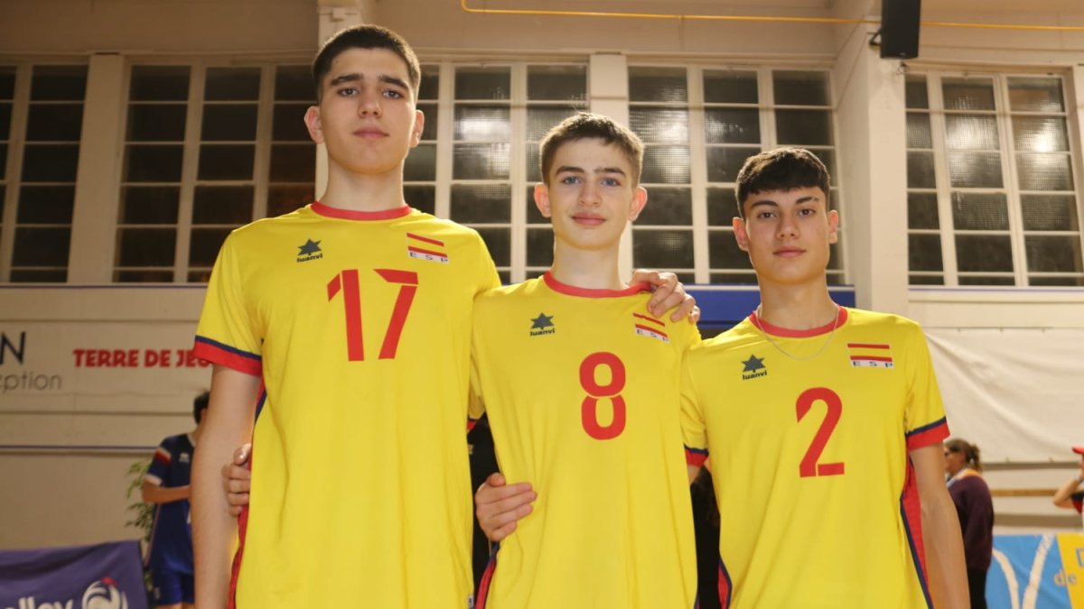 Víctor Chamarro, David Maján y Sergio Martín con los colores de la selección española.
