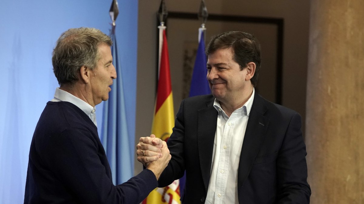 El líder del PP, Alberto Núñez Feijóo, junto al presidente del PPCyL Alfonso Fernández Mañueco.
