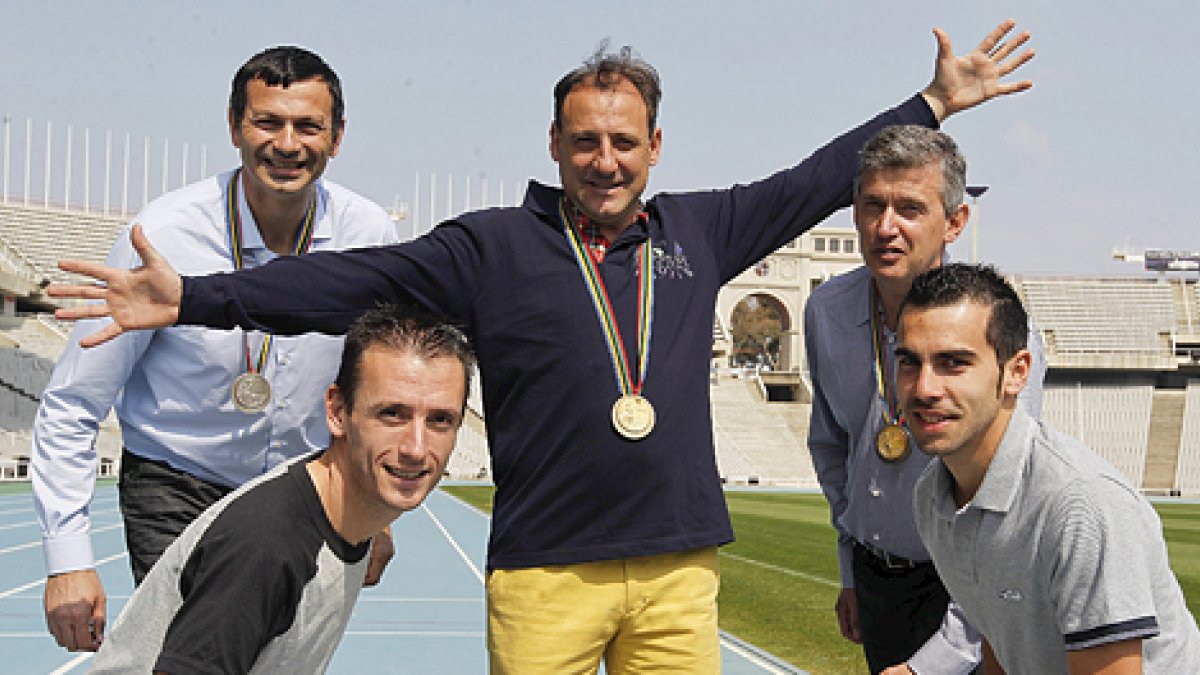 Fermín Cacho junto otros medallistas olímpicos en Barcelona 92 en el Estadio de Montjuic.