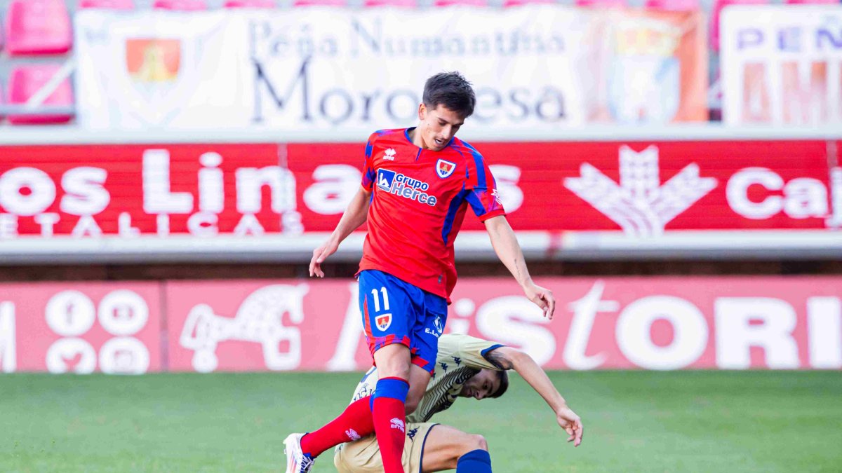 Seguín en uno de los doce partidos que ha jugado con la camiseta del Numancia.