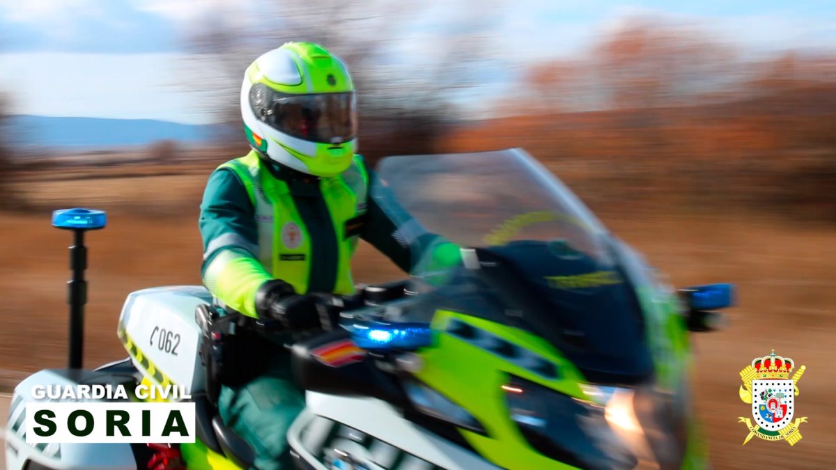 Agente de tráfico de la Guardia Civil en Soria.