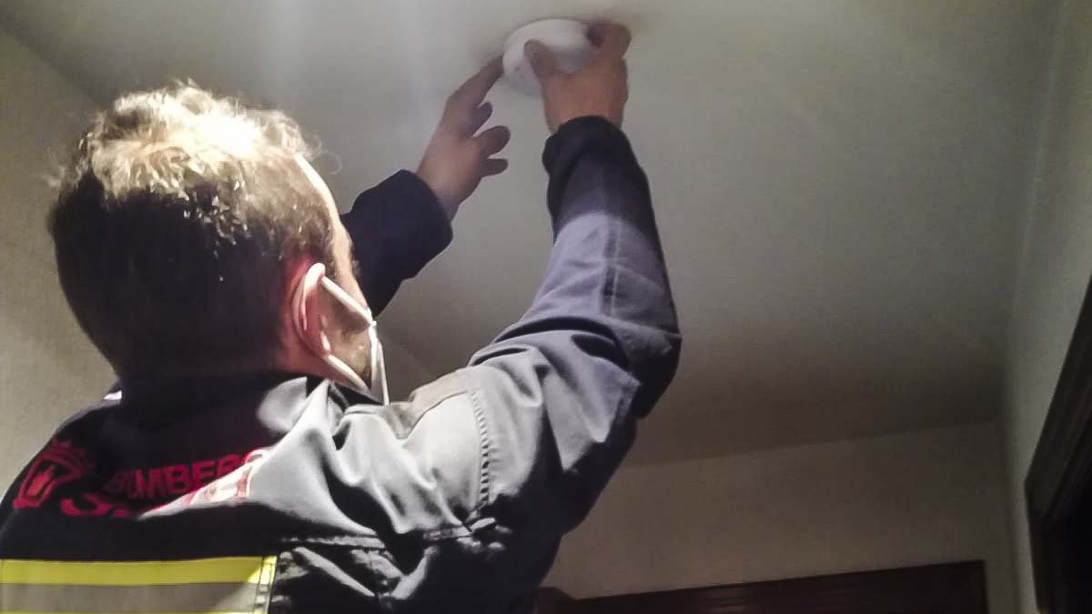 Los Bomberos de Soria instalan un detector en un hogar