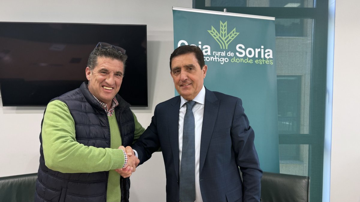 Roberto Ayensa y Carlos Martínez tras la firma del convenio.