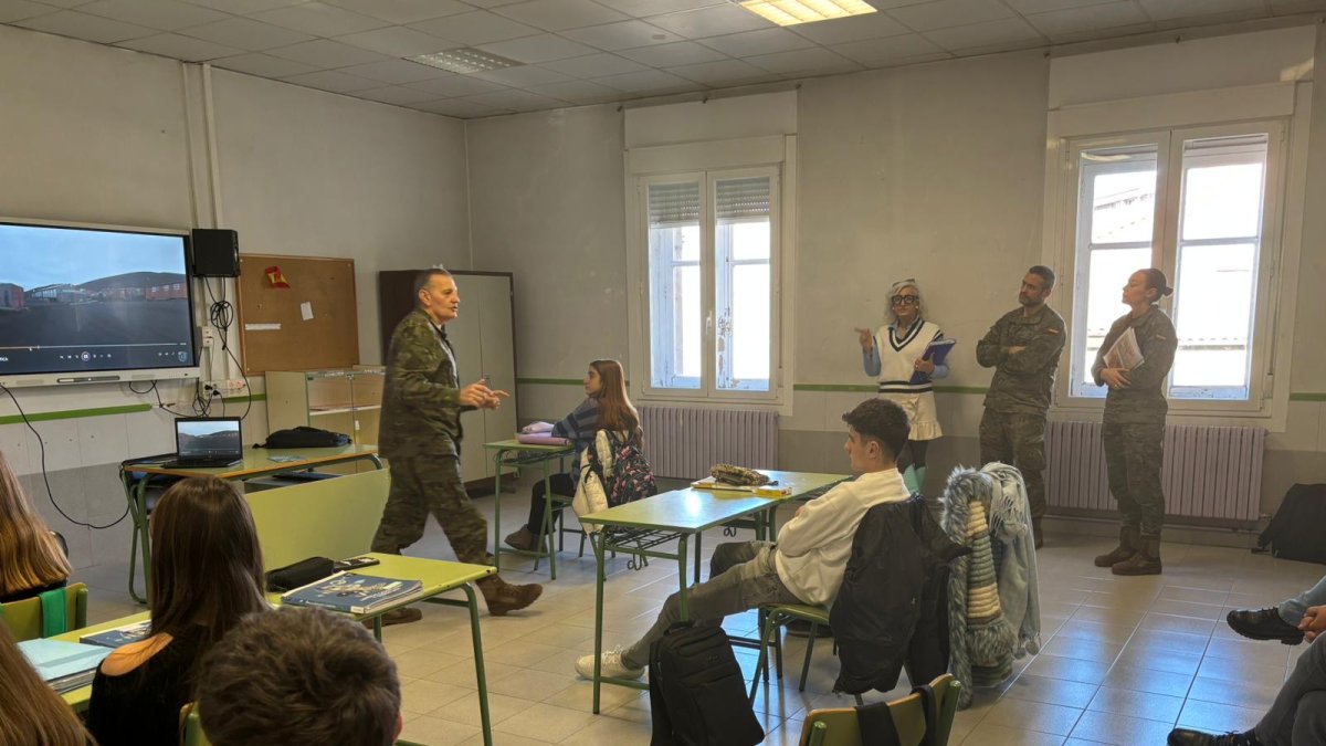 El Coronel Esparza, Subdelegado de Defensa en Soria, en la charla informativa antes de la videconferencia con la base de la Antártida.