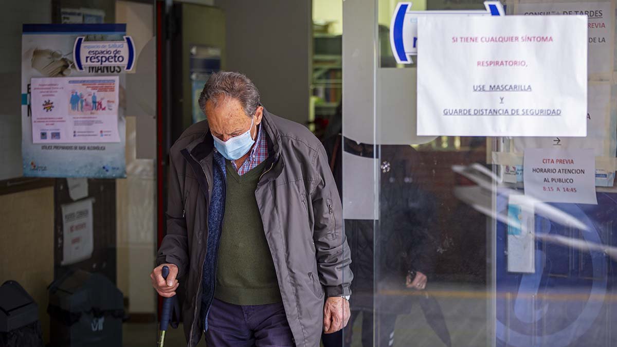 Una persona de edad avanzada con mascarilla.