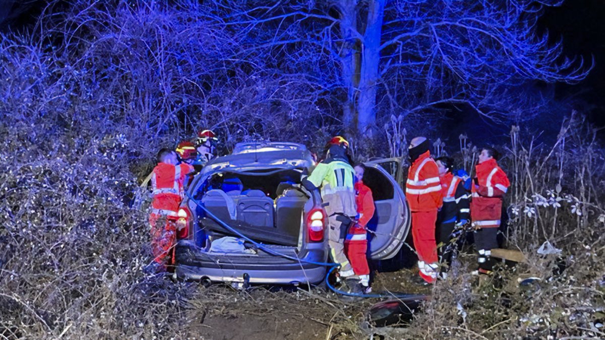 Servicios de emergencia en el lugar del accidente de tráfico mortal.