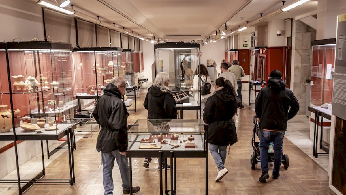 Un grupo de visitantes del Museo Numantino.