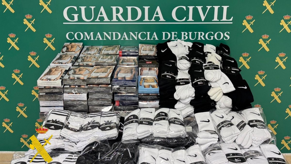 Material incautado en el mercadillo.