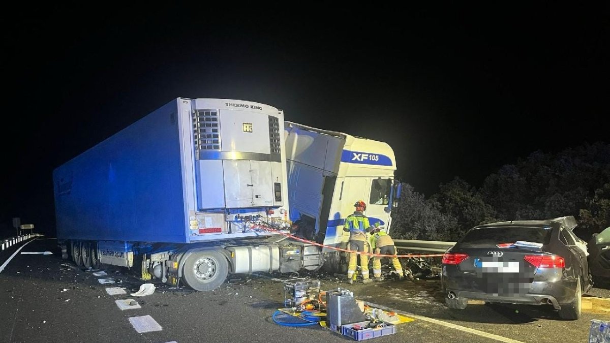 Estado en el que quedaron los vehículos tras el accidente de tráfico.