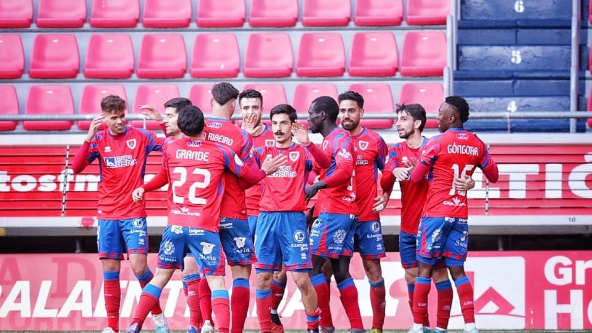 Los jugadores del Numancia celebran el tanto de Dieste que ha dado la victoria ante el Coruxo.