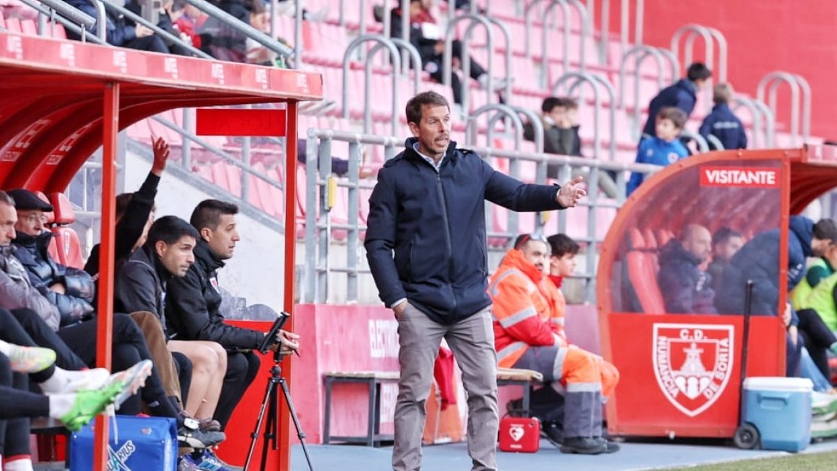 Aitor Calle en la banda de Los Pajaritos durante un partido.