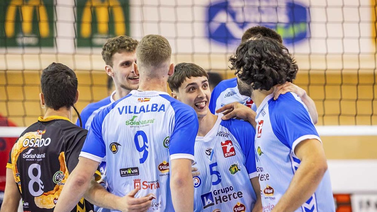 Los jugadores del Alberto Toribio celebran uno de los puntos del partido.