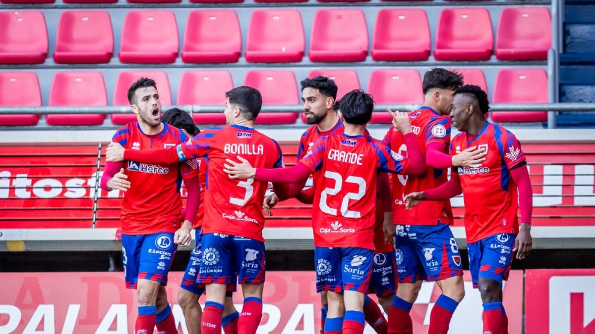 Los jugadores del Numancia celebran el tanto de la victoria logrado hace 15 días ante el Coruxo.