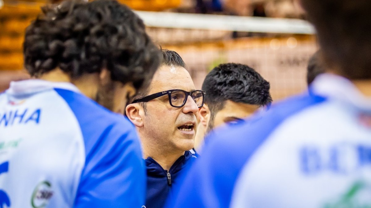 Alberto Toribio se dirige a sus jugadores durante un partido en Los Pajaritos.