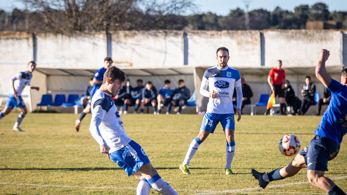 Un jugador del Almazán durante un partido en La Arboleda.
