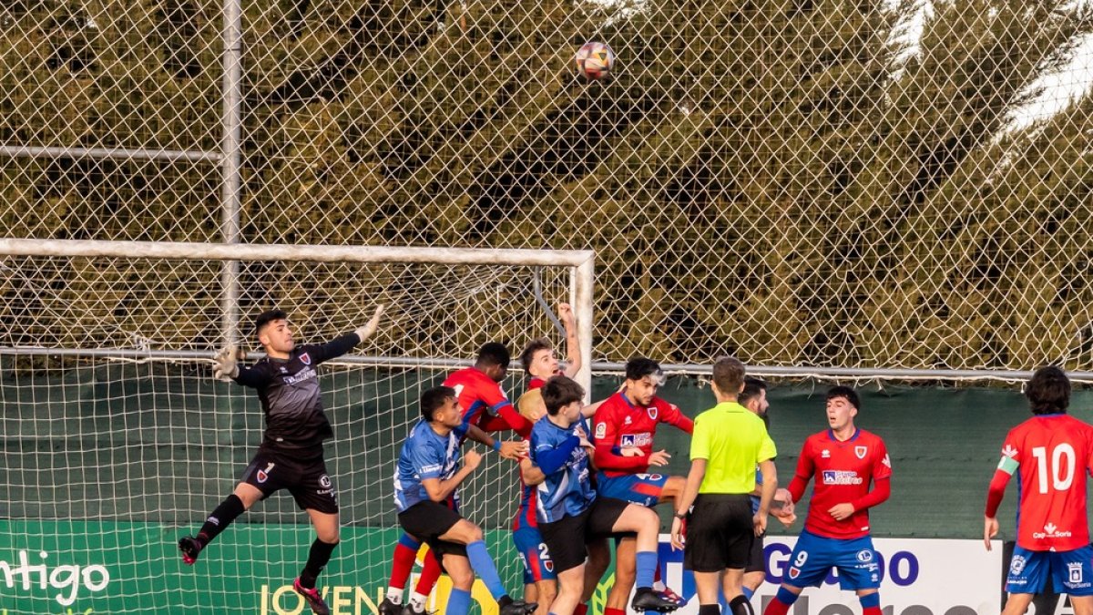 Imagen del derbi entre Numancia B y Calasanz de esta temporada.