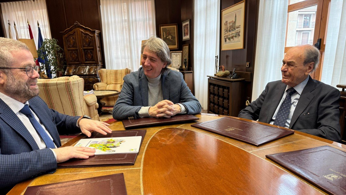 Reunión del Colegio de Ingenieros Industriales con el Ayuntamiento de Soria con Gracia, Martínez Mínguez y Soriano.