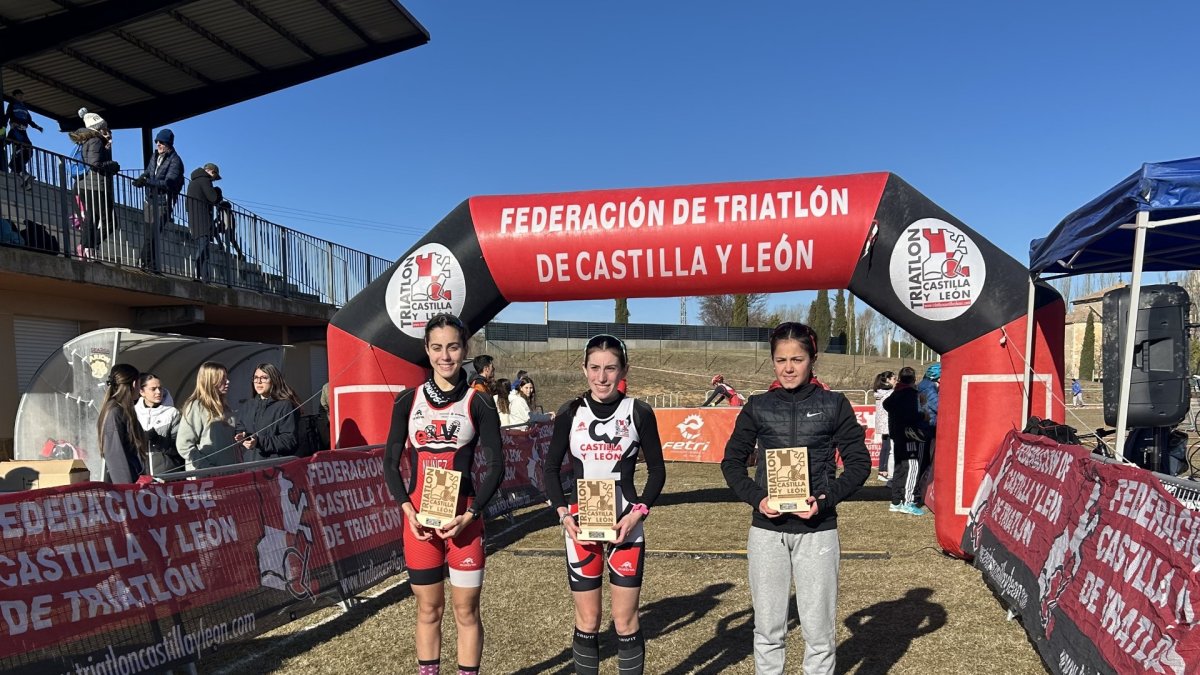 Amanda García, del Triatlón Soriano, en el pódium de la prueba burgalesa.