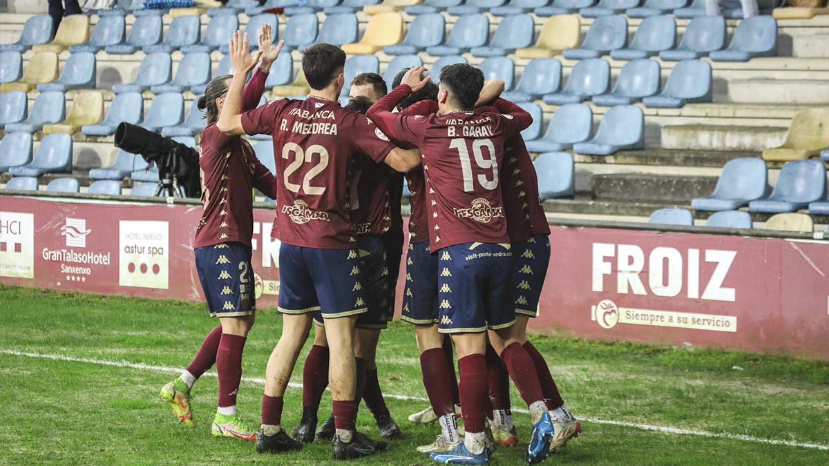 Los jugadores del Pontevedra celebran uno de los goles anotados ante el Compostela.