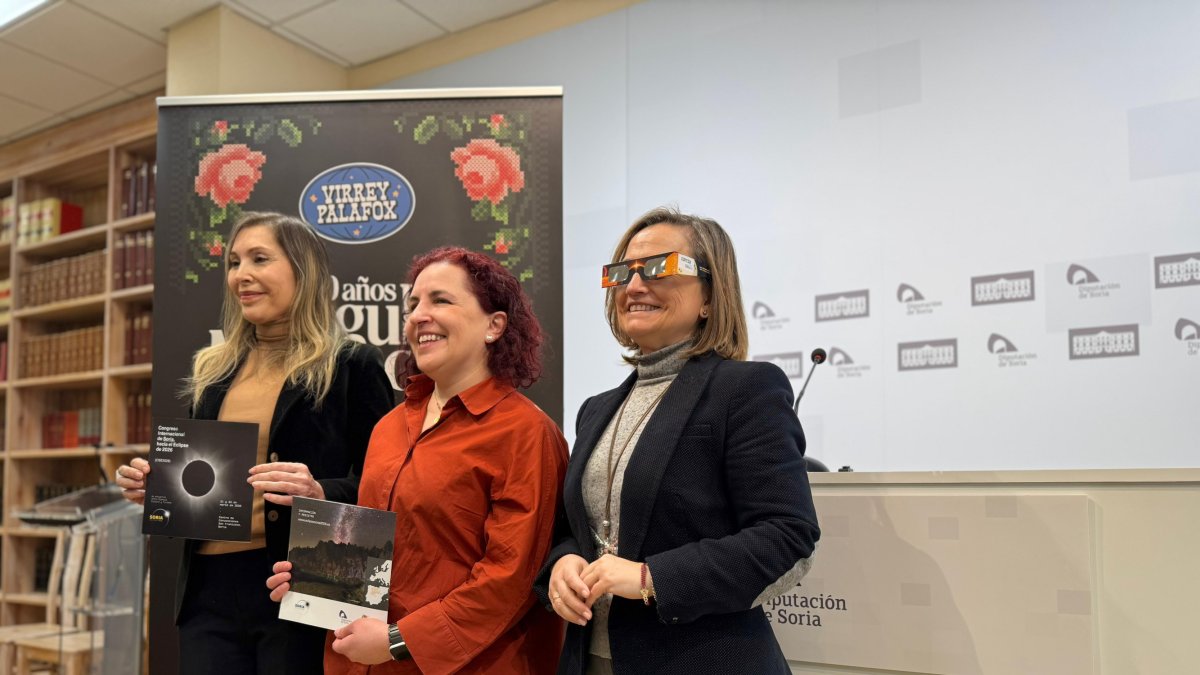 Raquel Molinero, Beatriz Martínez y Elia Jiménez, en la presentación  de Fitur.