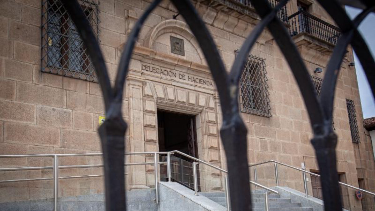 Entrada a la delegación de Hacienda en Soria.