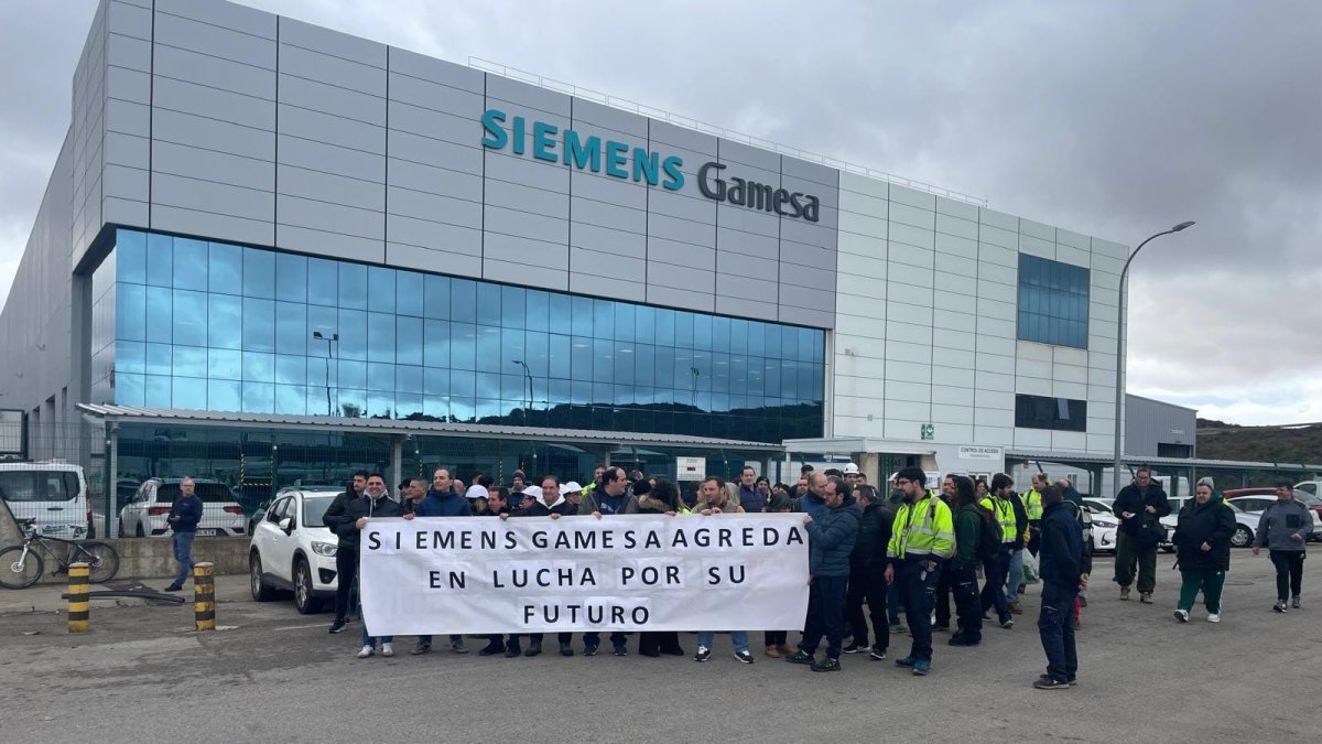 Una concentración de trabajadores frente a Gamesa en Ágreda.