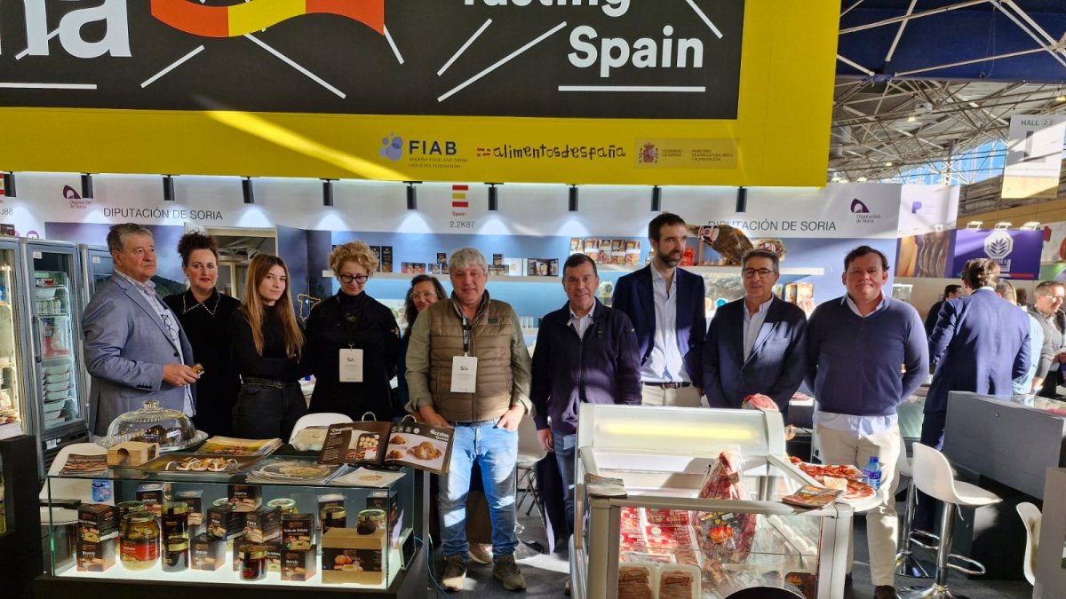 Jesús Peregrina, a la derecha, junto a los empresarios sorianos en Lyon.