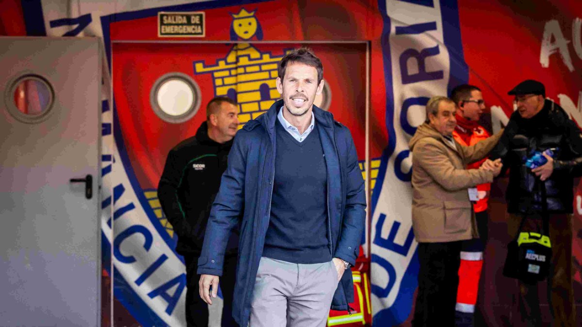 Aitor Calle poco antes de sentarse en el banquillo en el choque ante el Coruxo.