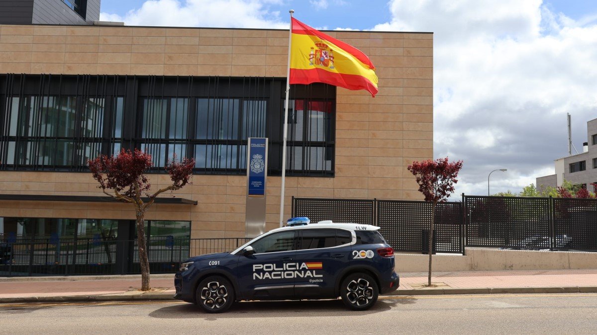 Un vehículo policial frente a la Comisaría de Soria.