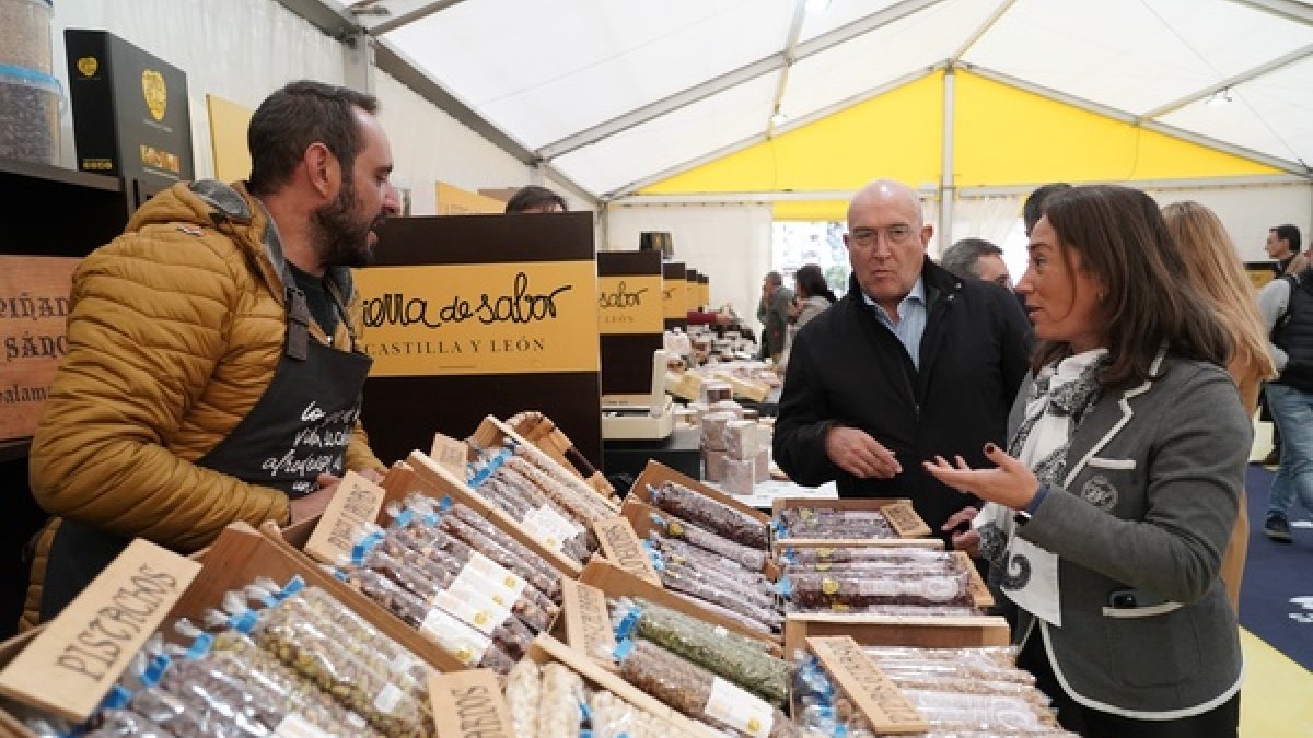 La consejera de Agricultura y el alcalde de Valladolid en una muestra de productos Tierra de Sabor.