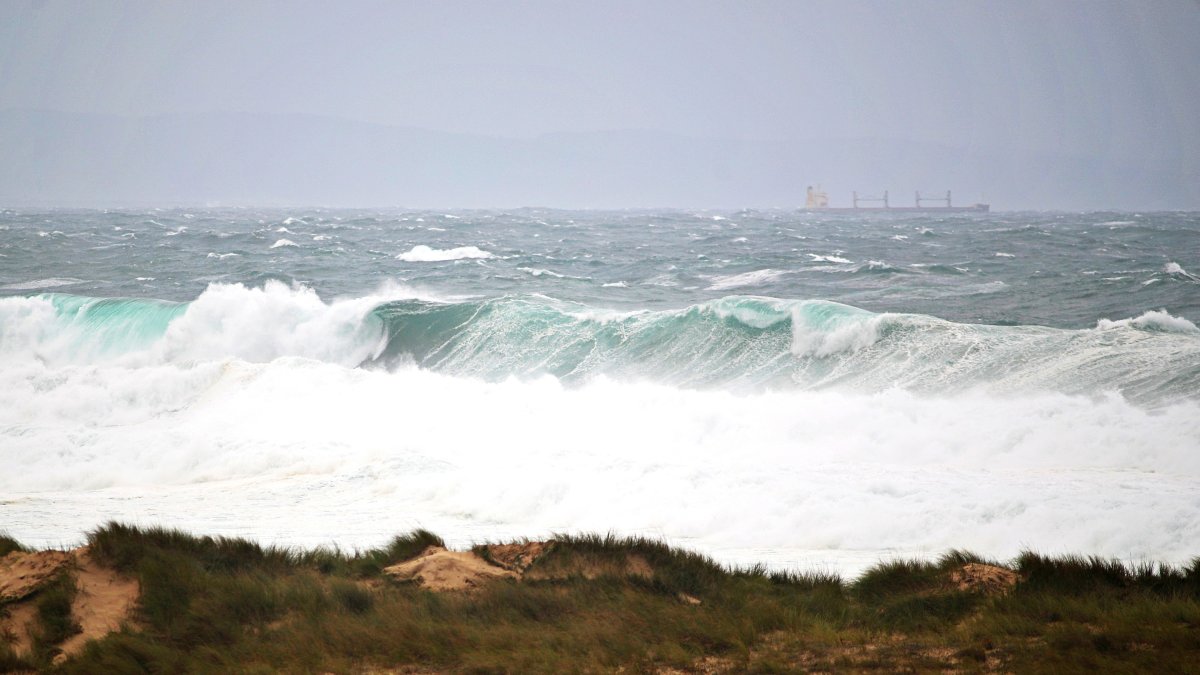 Playa gallega, donde se ha activado la alerta roja por temporal costero en el litoral Norte y Noroeste.