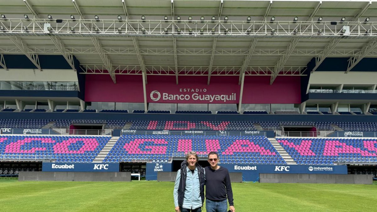 El alcalde de Soria junto al accionista del Numancia Michel Deller en el estadio del Independiente del Valle.