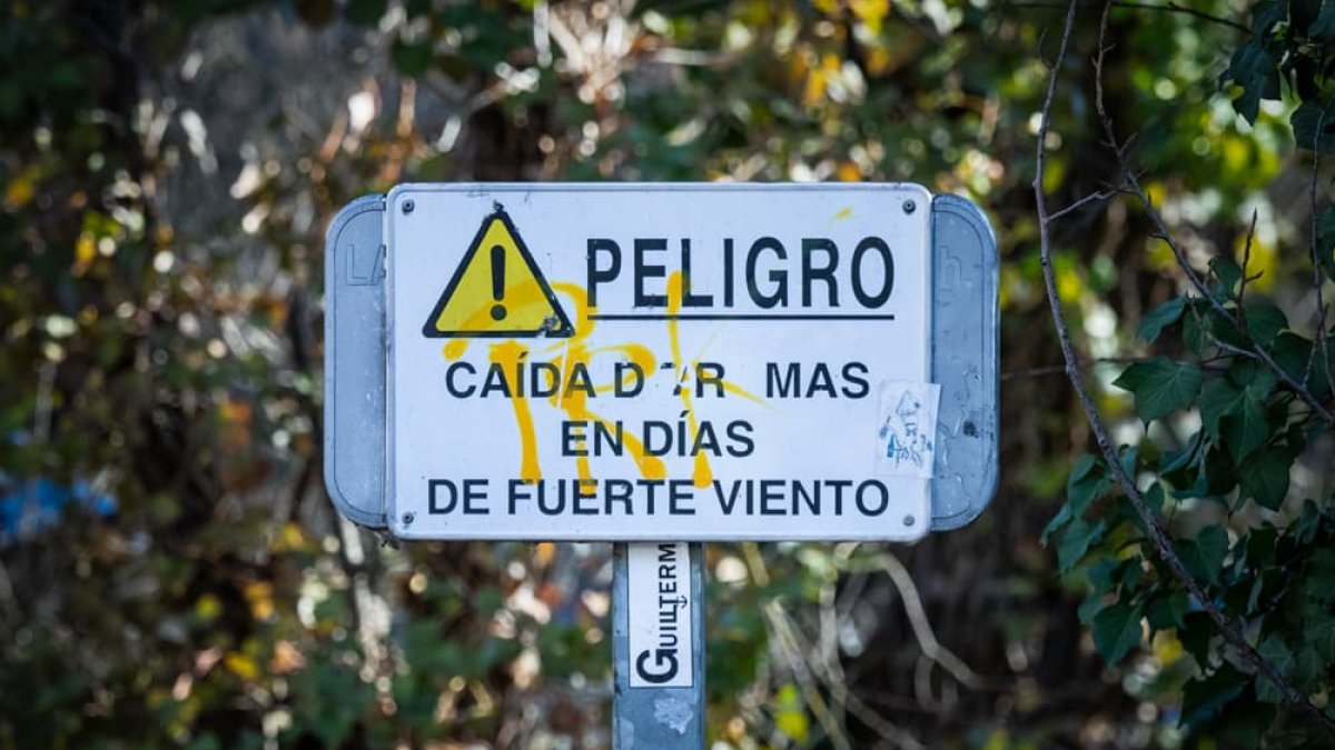Cartel de peligro en las márgenes del Duero.