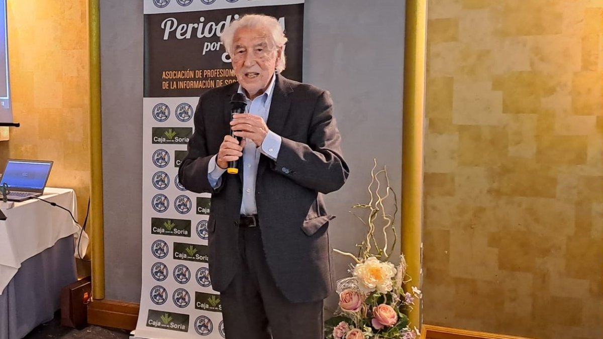 Núñez Encabo durante su discurso en la entrega del premio de la APIS.