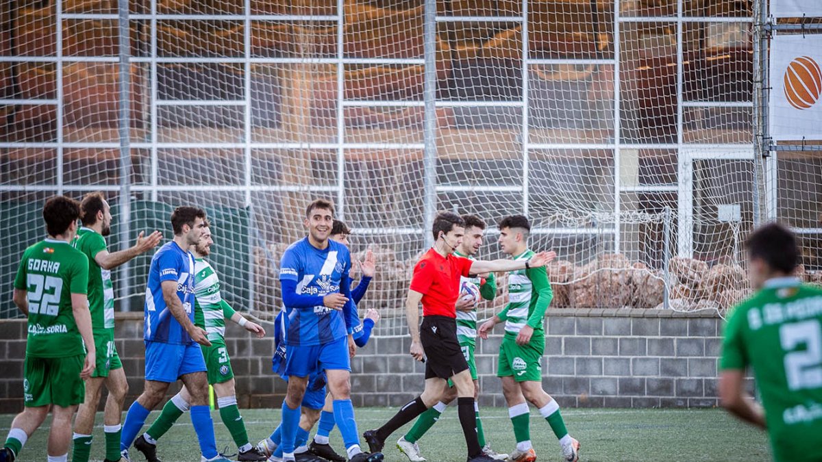 Varios jugadores del Calasanz durante el derbi ante el San José.
