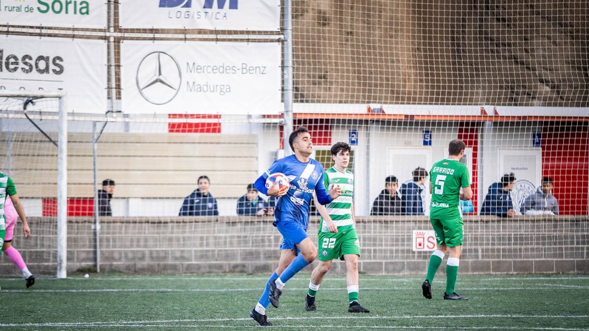 Un jugador del Calasanz con el balón en la mano durante el derbi del pasado fin de semana ante el San José.