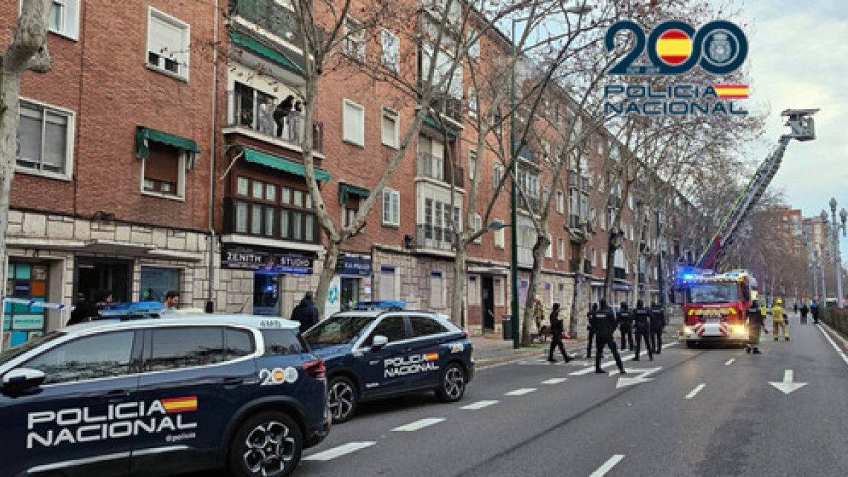 Calle en la que se encuentra la vivienda, con coches policiales.