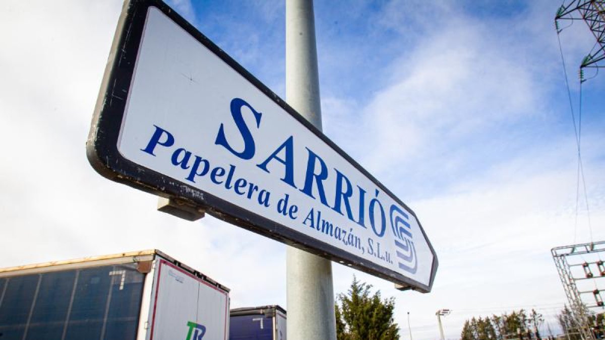 Cartel anunciador de la papelera Sarrió, en Almazán.