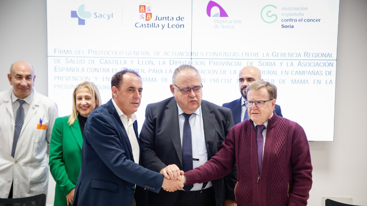 Serrano, Vázquez y Aguarón tras la firma del convenio.
