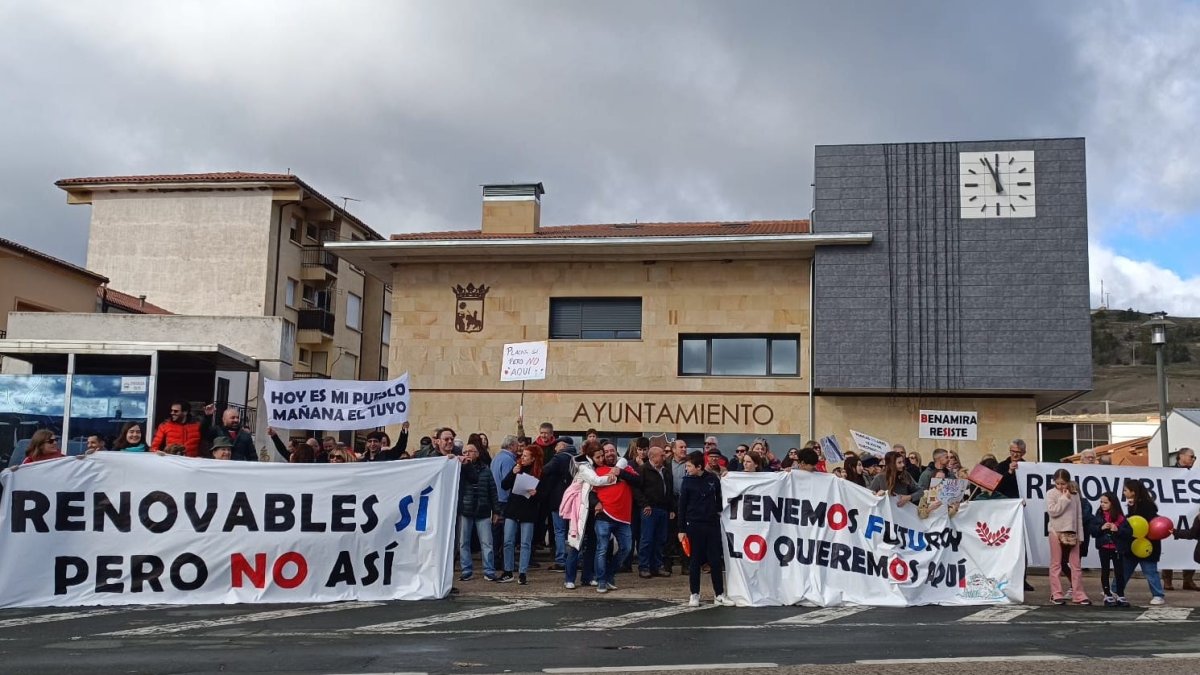 Movilización de los vecinos ante las puertas del Ayuntamiento de Medinaceli.