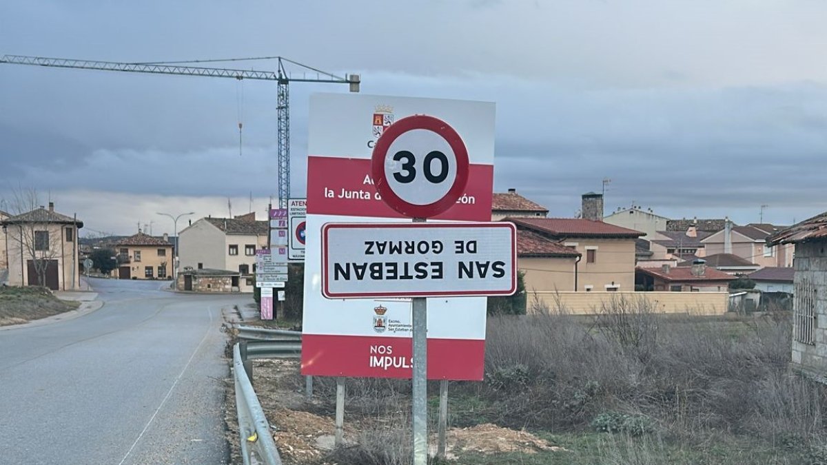 Cartel de acceso a San Esteban de Gormaz al revés.