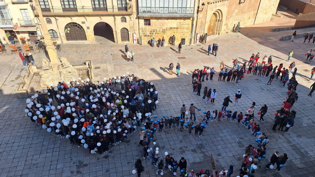 Los tres corazones formados por alumnos del colegio Trilema para conmemorar el Día de la Paz.