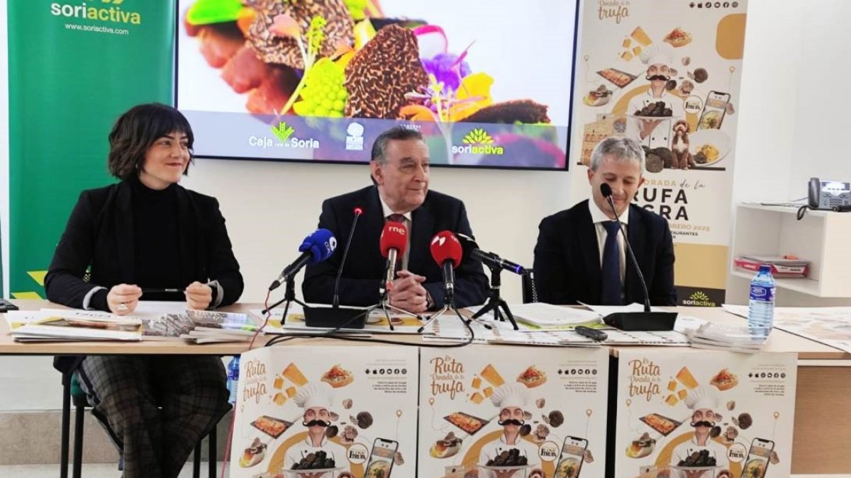 De izda a dcha, Ortego, García y Encabo presentan la XI Ruta Dorada de la Trufa de Soria.