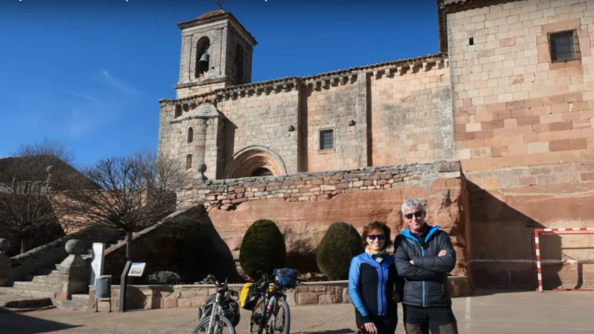 Carolina y Carlos ante la iglesia de San Miguel de Romanillos de Medinaceli, cuyo crismón evoca la reconquista por parte de Aragón.