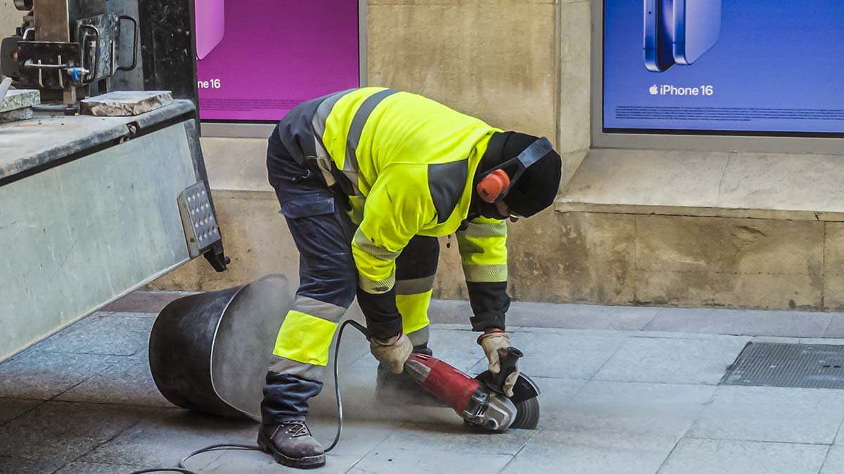 Un trabajador del Ayuntamiento durante su jornada.