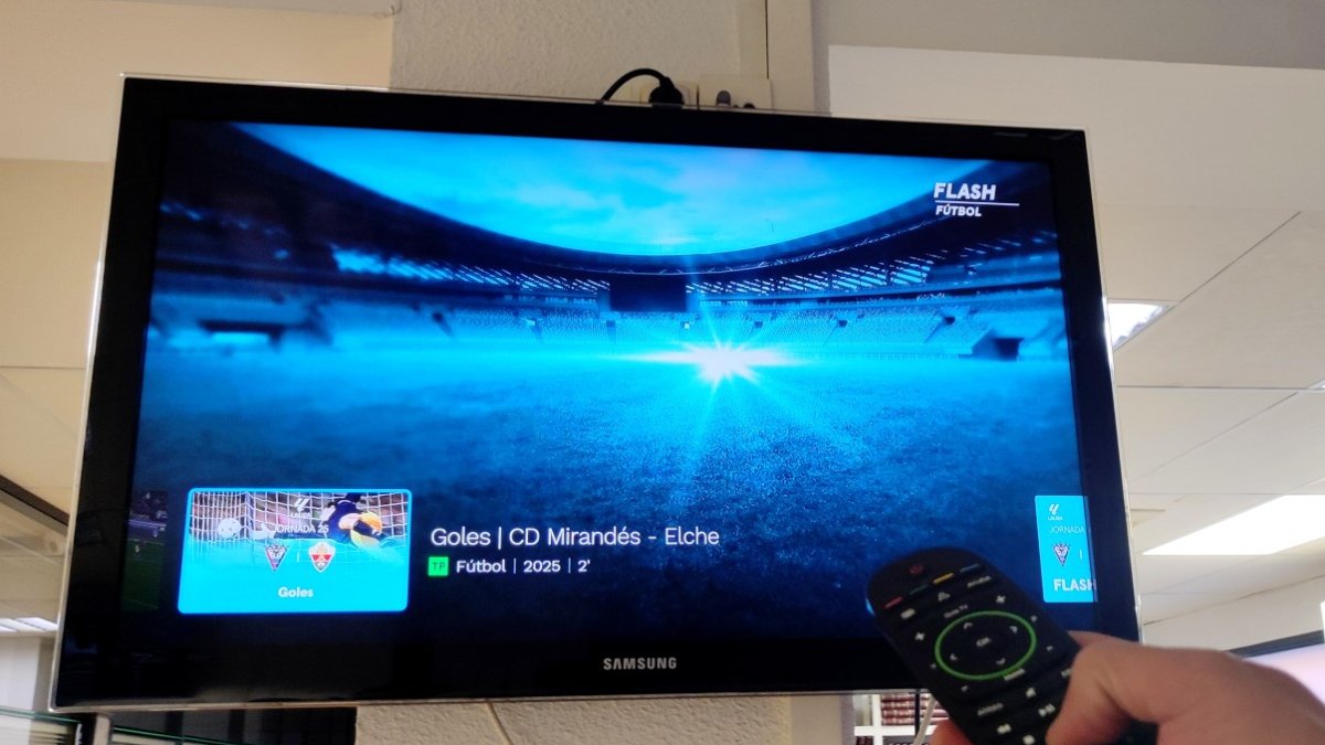Un joven soriano cambia de canal de televisión.